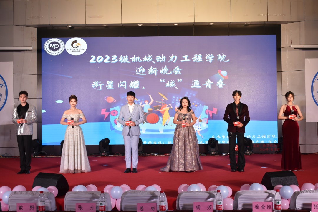 图片包含 室内, 桌子, 大, 男人描述已自动生成 图片包含 室内, 桌子, 大, 男人描述已自动生成