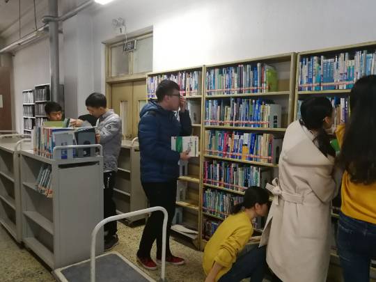 打扫科技图书阅览室