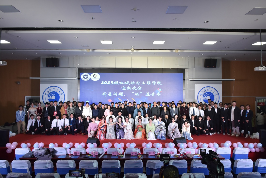 图片包含 室内, 人们, 大, 礼堂描述已自动生成 图片包含 室内, 人们, 大, 礼堂描述已自动生成