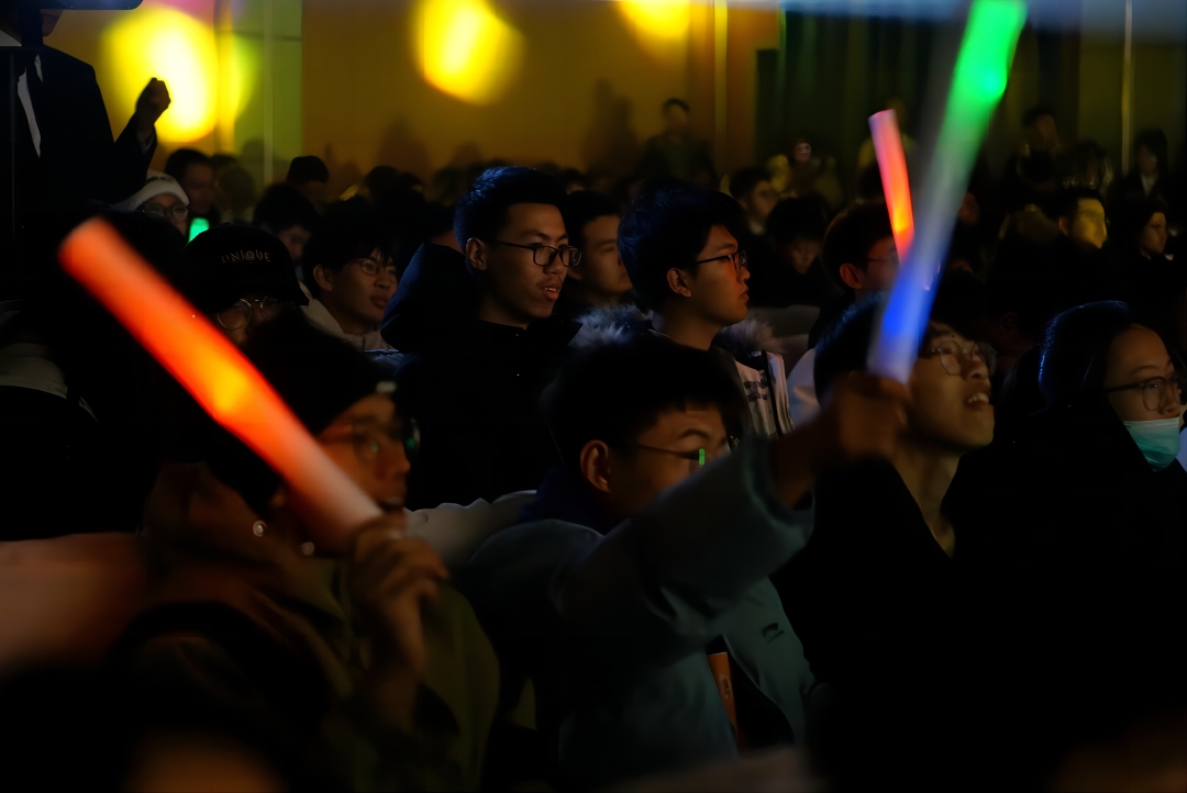 图片包含 人, 站, 男人, 人们描述已自动生成 图片包含 人, 站, 男人, 人们描述已自动生成