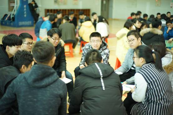 积极分子热烈讨论